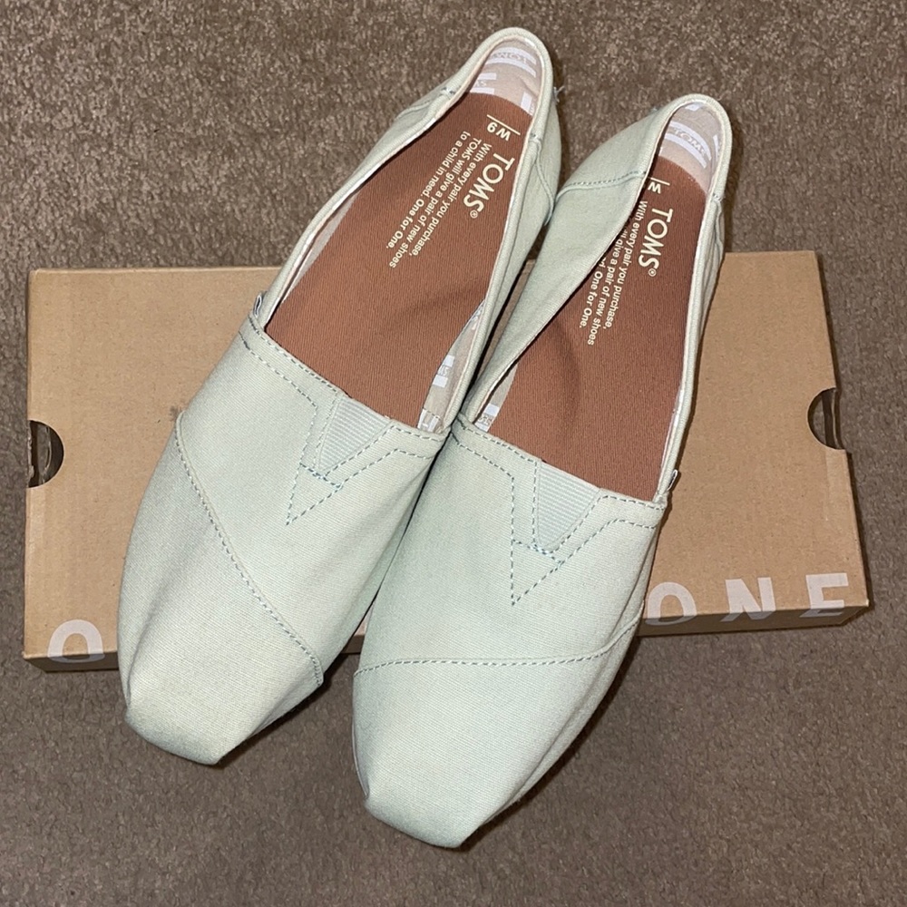 NWT Toms Classic Mint Canvas Women’s 9